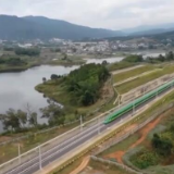 中老铁路开通运营“满月”：畅通中国东盟物流通道 激活沿线旅游经济