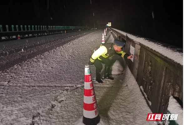 致敬！那些在风雪中的高速保畅人