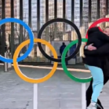 丹麦运动员奥运村里开心玩轮滑 网友称是练习的好方法