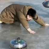 【中国那些事儿】万物皆可“冰壶”！美媒：北京冬奥会掀起“民间冬奥”热潮
