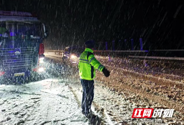 暴雪！娄底高速大雪 司乘受困时路管员护航