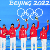 中国冬奥首金夺冠画面“火”到海外 外国网友：被拼搏精神感动