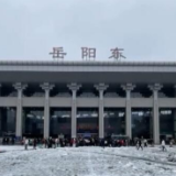 春运进行时 | 铁路部门积极扫雪除冰 确保旅客安全出行