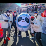 各国运动员晒与冰墩墩花式合影 称“很喜欢冬奥村”