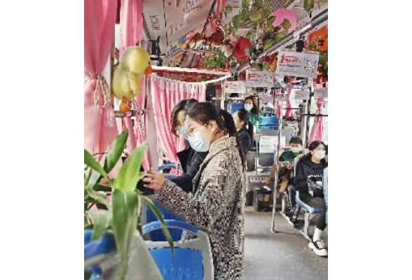 长沙这趟公交“粉”上女神节