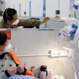 面对只有1例重症，上海对感染者的救治策略是什么？