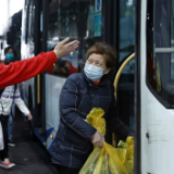 【组图】“守沪者联盟”丨国家会展中心（上海）方舱医院首批患者出舱