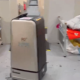 100个“无接触”配送机器人在上海方舱上岗