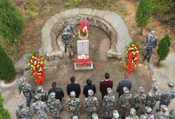 最闪亮的坐标丨88年守护无名红军墓，军民祭扫传承革命薪火