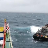 【凡人微光】拖轮、直升机出动 海空接力成功救援