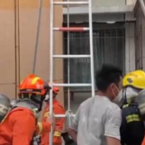 【凡人微光】热心小伙徒手攀爬6层救人