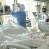 “一人一策”:上海全力救治新冠重症患者