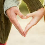 她,一天只睡四小时,忙成了“小区药神”