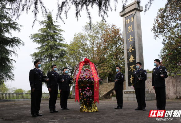 光影下的湘警③丨湖南各地公安干警向烈士墓敬献鲜花