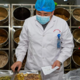 新华国际时评：推动中医药为全球抗疫作出更大贡献