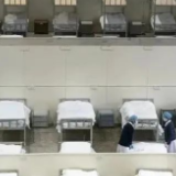 武汉第一家方舱医院原班人马来上海了，艰难一定会过去
