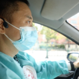 上海：社区志愿者、医生携手上阵 打通就医配药“一站式”保障