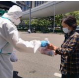 （上海战疫录）谢谢你们来过上海！上海虹桥向离沪旅客发放“爱心物资”
