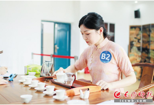 明珠国际娱乐省第一届职业技能大赛开幕 “最美茶艺师”为长沙摘得“首金”
