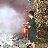 长沙：老人家中晚上起火 武警官兵第一时间赶赴现场施救