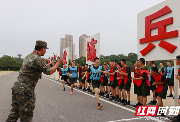 老兵新兵齐上阵 直击武警湖南总队训练基地军事体育运动会