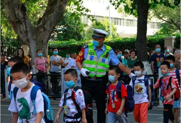 开学季丨湖南交警认真组织学校上好交通安全“开学第一课”