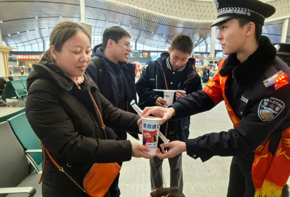 长沙南站派出所启动“温暖回家路，铁警伴你行”春运安全宣传及服务活动