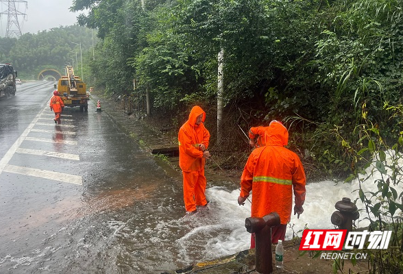 暴雨来袭 湖南高速“养护橙”迅速应对保畅通