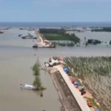 洞庭湖决口封堵已达84米 垸区地势低洼 洪水无法完全自排出