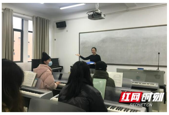 年华的样子｜她，用音乐为大学生支撑起一片健康成长的天空  