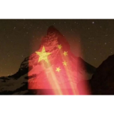 冲上热搜！瑞士阿尔卑斯名峰投影五星红旗，网友：爱无国界