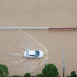 雨一直下......主汛期户外遇到暴雨该做些什么?《防汛安全指南》 请收好!