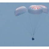 美国“龙”飞船载两名宇航员返回地球