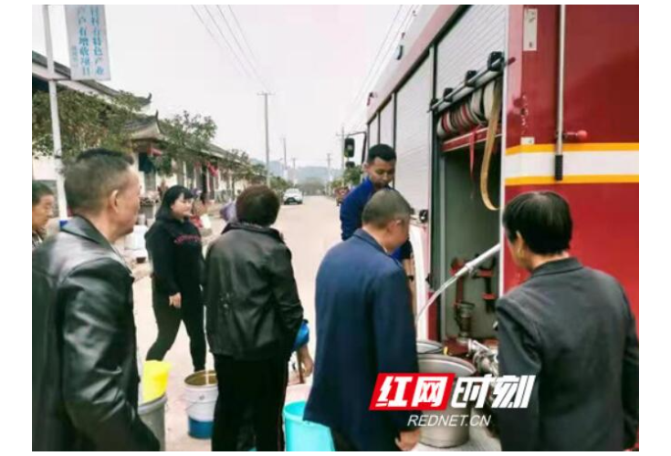 怀化沅陵：村民用水告急  消防送水解难