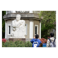 烈士陵园里，为何安葬着一位外国记者？