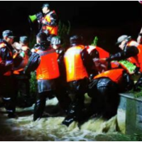 河南多地暴雨，子弟兵已出动奔赴救援一线！河南挺住！