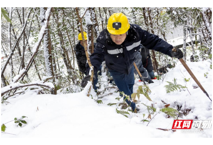 新春走基层｜湖南湘西：“铁路侠”的高山滑雪炼成记