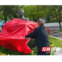 袁隆平铜像揭幕，坐落在杂交水稻试验田边