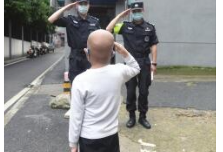 特警和孩子拉钩：下次去看无人机