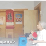 这是高手！儿子陪八旬母亲用擀面杖打球