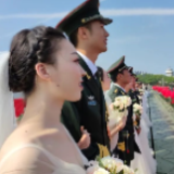 硬核浪漫！兵哥哥湖面上架起“钢铁鹊桥”