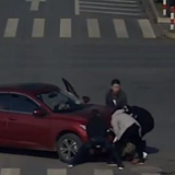 三轮车司机被卷入车底，过路司乘冲下车施救