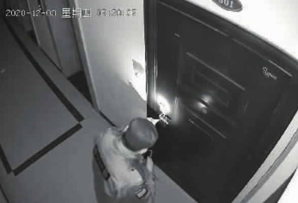 物业指使保安拿胶水堵业主锁芯 3名涉事物业人员被拘