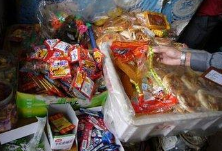 长沙：校园边零食店卖过期食品？查封 