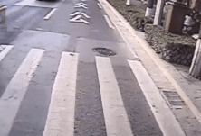 女孩斑马线上被撞飞，幸亏...父亲凌晨写下这条500字短信