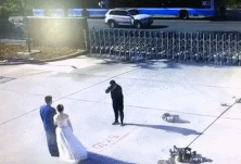 拍婚纱照时,新郎突然抛下新娘跑了...网友却说:值得嫁!