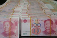 因银行人员操作失误，银行卡上“多了”巨款，这老师急了