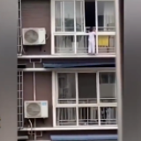 这是高手！小女孩被困6楼窗外，他徒手爬楼救人…