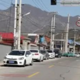 六十多岁的她，徒步五里山路！只为给村民送去几十斤粮食…