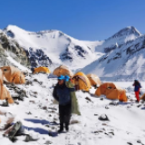 保护珠峰：在海拔6500米上捡拾垃圾